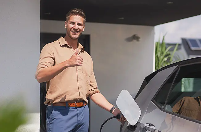 64f07fe050cc1b019b966885_64ecd5aceacd016afd58fad8_enpal-home-mann-laedt-elektroauto (1)